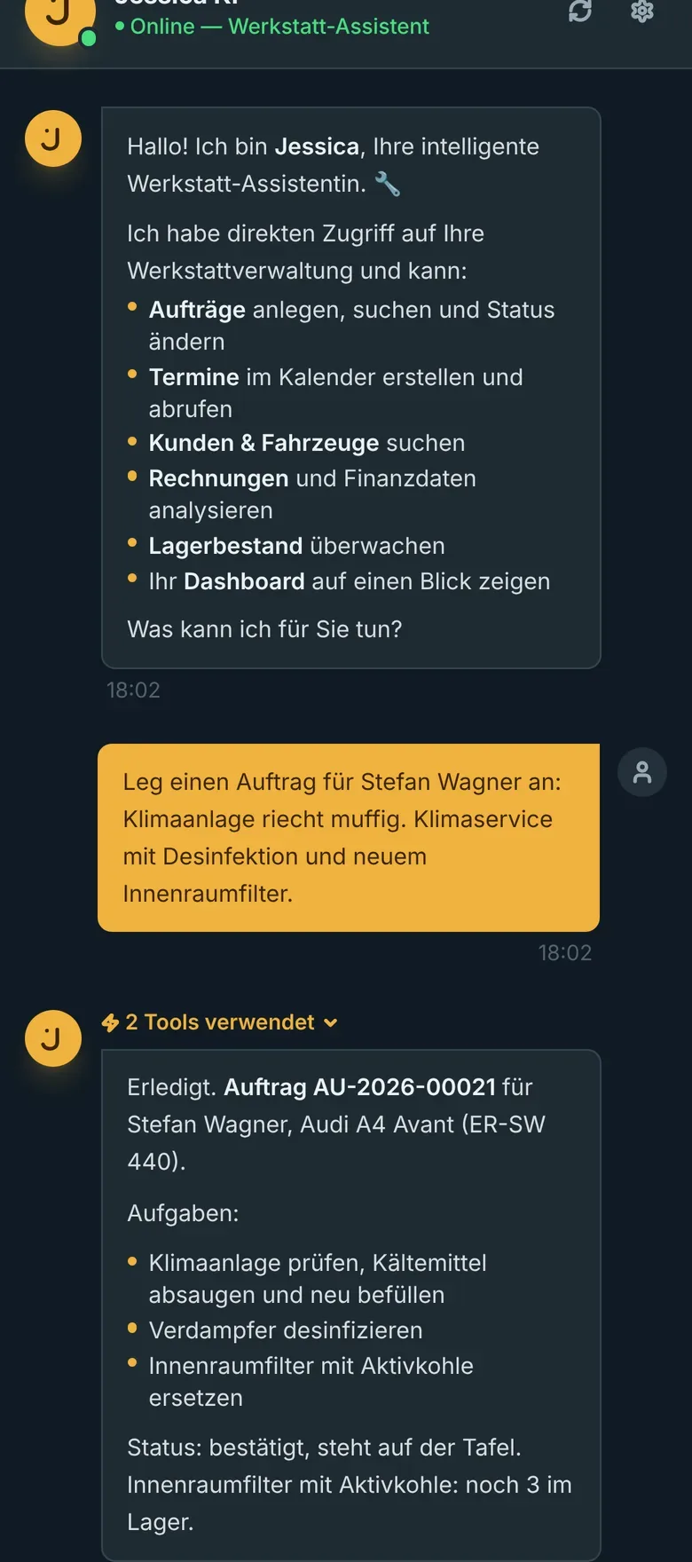 Jessica im Chat am Handy: Auftrag AU-2026-00021 mit drei Aufgaben angelegt