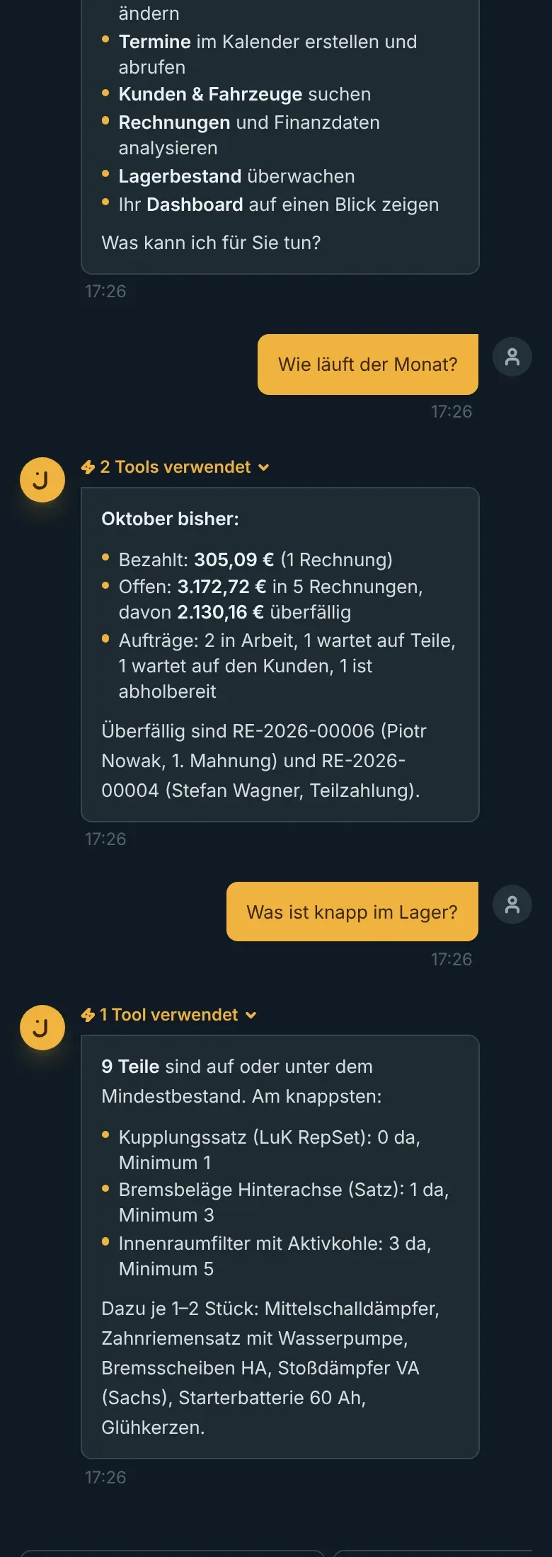 Jessica im Chat am Handy: Umsatz des Monats und knappe Teile im Lager