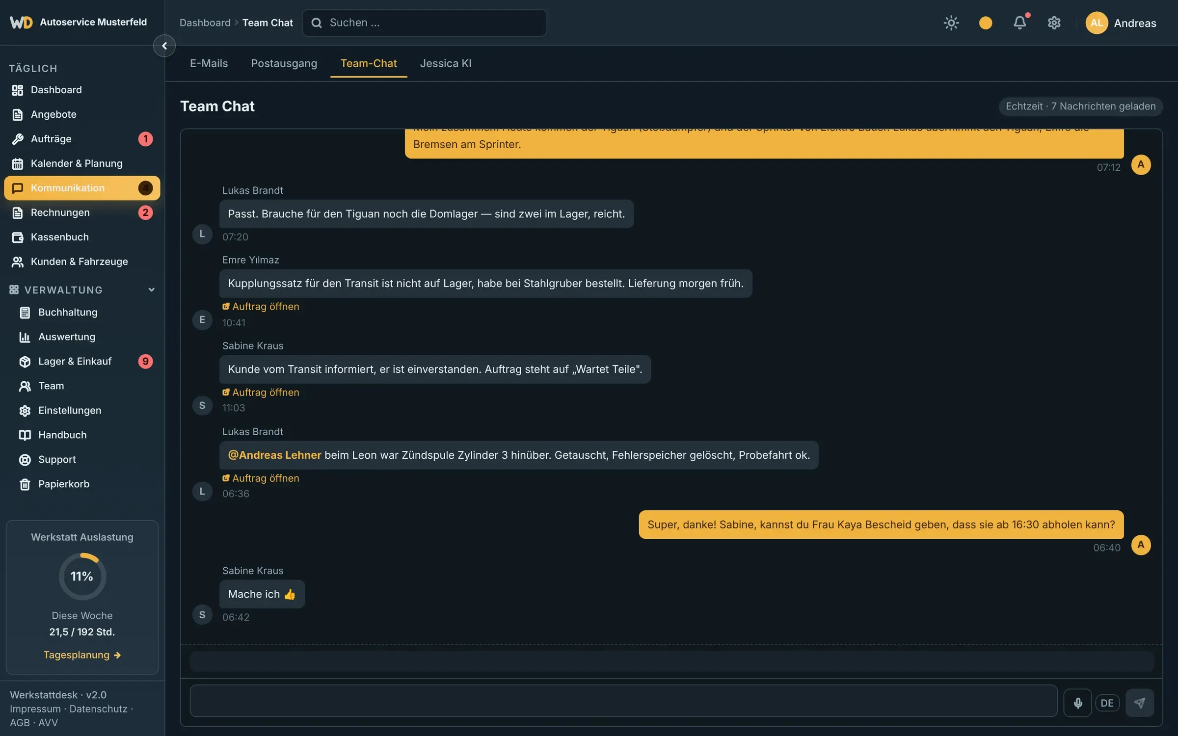 Team-Chat in Werkstattdesk: Nachrichten von Halle und Büro mit Link zum Auftrag