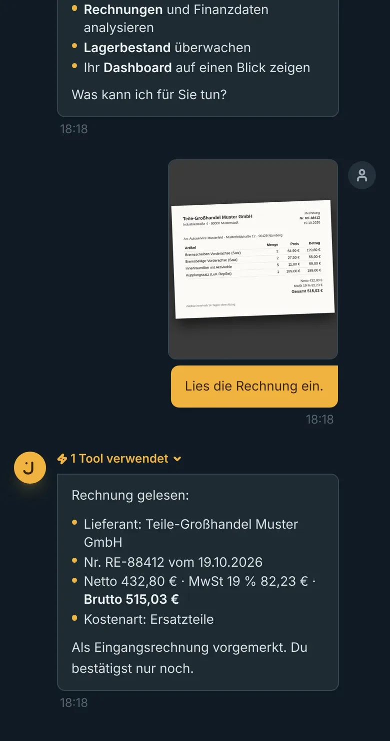 Jessica am Handy: Foto einer Rechnung und die gelesenen Angaben