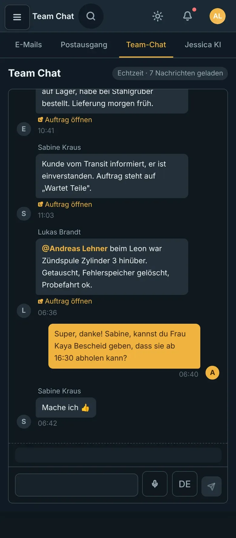 Team-Chat am Handy: Lukas meldet die getauschte Zündspule, Andreas bittet Sabine, die Kundin anzurufen
